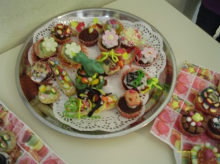 Knallbunte Muffins. zuckersüße Kekse und gruselige Kunstwerke waren das Ergebnis des Clubtreffens "Die Glücksbäckerei" am letzten Donnerstag.